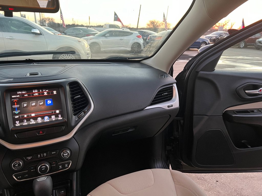 Used 2015 Jeep Cherokee Latitude FWD image 20