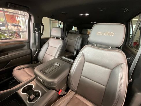 Used 2024 Chevrolet Tahoe High Country AWD/4WD image 9