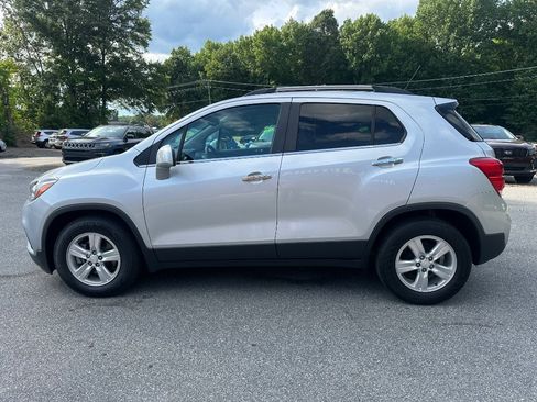 Used 2019 Chevrolet Trax LT w/ LT Convenience Package FWD image 4
