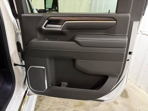 Used 2025 GMC Sierra 2500 SLT w/ SLT Premium Package image 19