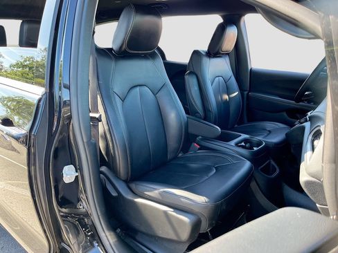 Used 2025 Chrysler Pacifica Select AWD/4WD image 25