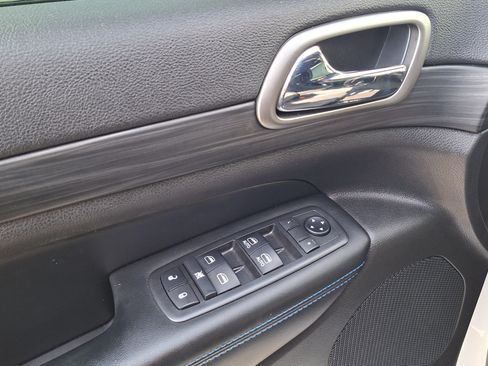 Used 2019 Jeep Grand Cherokee Laredo RWD image 17