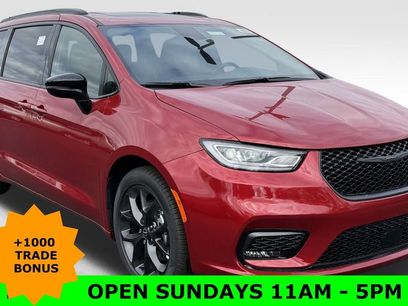 New 2026 Chrysler Pacifica Limited w/ Uconnect Theater Family Group