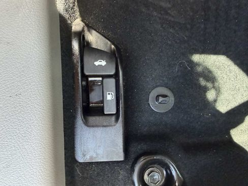 Used 2013 Toyota Camry LE FWD image 12
