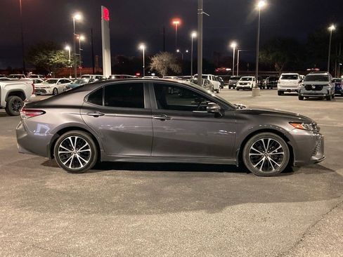 Certified 2020 Toyota Camry SE image 3