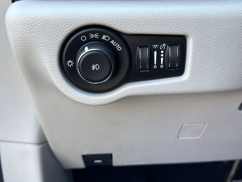 Used 2019 Chrysler Pacifica Touring-L Plus w/ Advanced Safetytec Group FWD image 19