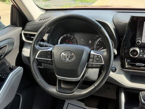 Used 2024 Toyota Highlander LE AWD/4WD image 15