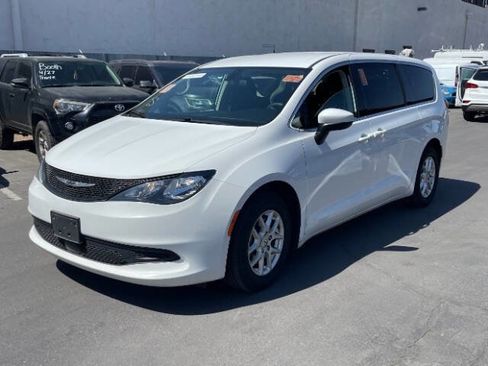 Used 2022 Chrysler Voyager LX FWD image 7