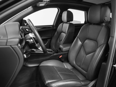 Certified 2021 Porsche Macan AWD/4WD image 41