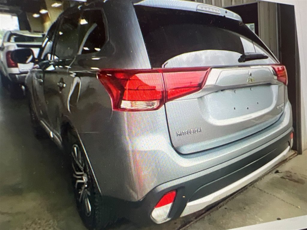 Used 2016 Mitsubishi Outlander FWD image 2