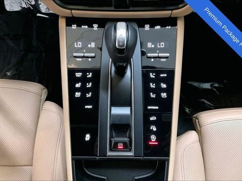 Used 2025 Porsche Macan AWD/4WD image 12