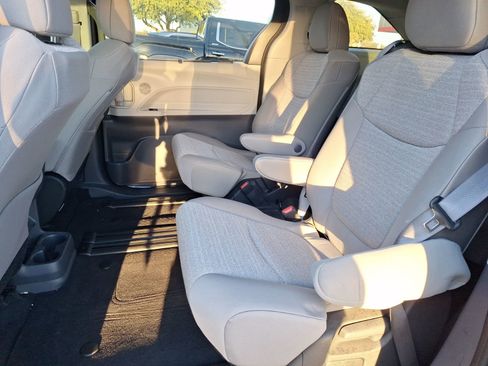 Used 2024 Toyota Sienna LE image 29
