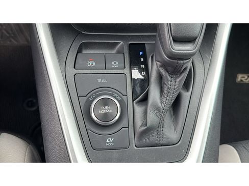 Certified 2020 Toyota RAV4 XLE w/ XLE Grade Weather Package AWD/4WD image 25