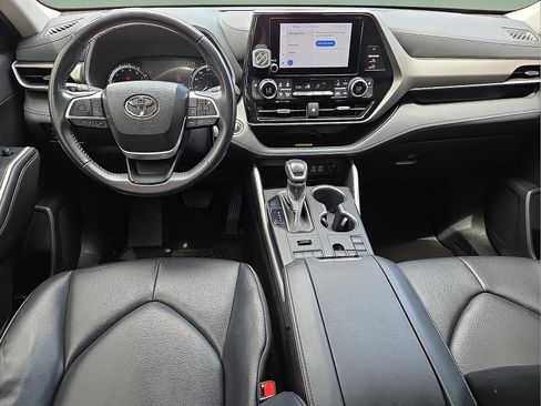 Used 2023 Toyota Highlander XLE AWD/4WD image 12