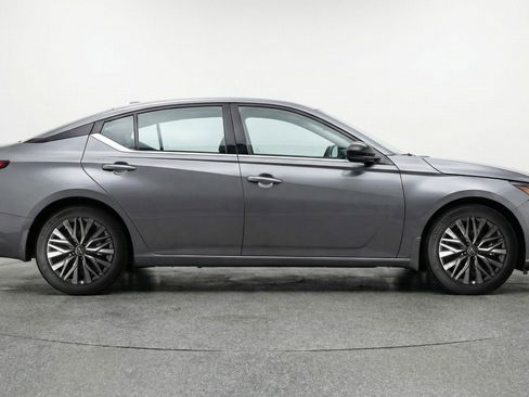Used 2025 Nissan Altima 2.5 SV FWD image 11