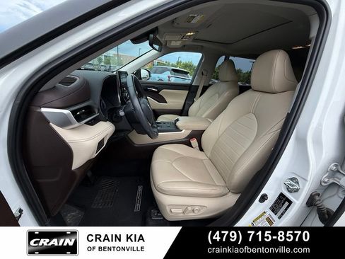 Used 2022 Toyota Highlander XLE FWD image 19