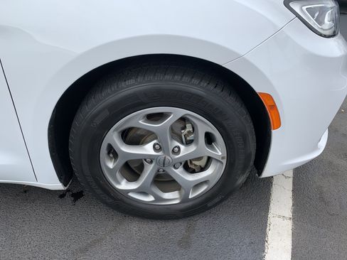 Used 2024 Chrysler Pacifica Limited image 12