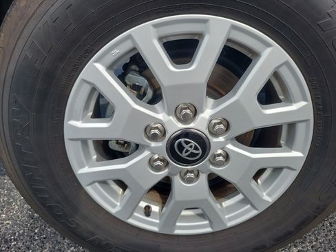 Used 2024 Toyota Tacoma SR5 AWD/4WD image 7