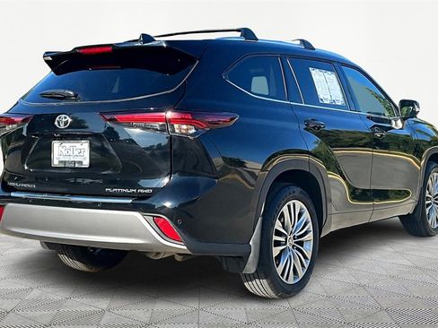 Used 2025 Toyota Highlander Platinum image 2