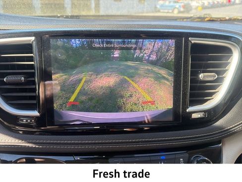 Used 2023 Chrysler Pacifica Limited w/ Uconnect Theater Family Group image 21