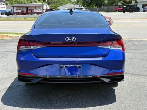 Used 2022 Hyundai Elantra SEL w/ Convenience + Premium Package FWD image 4