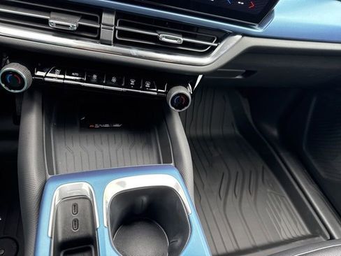 New 2025 Chevrolet Equinox EV LT w/ Convenience Package II FWD image 17