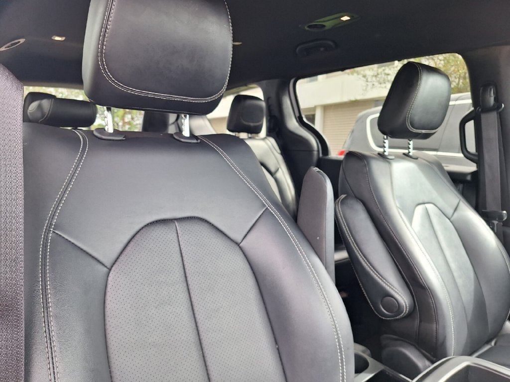 Used 2025 Chrysler Pacifica Select FWD image 11