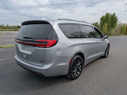 Used 2021 Chrysler Pacifica Touring AWD/4WD image 3