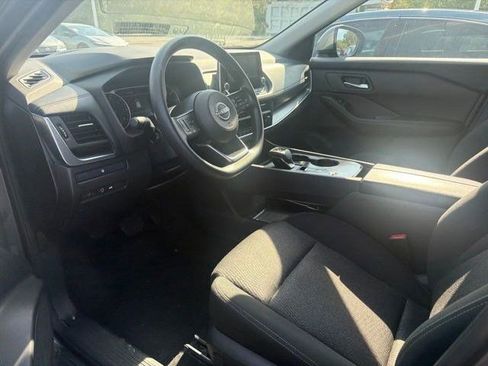 Used 2024 Nissan Rogue SV FWD image 2