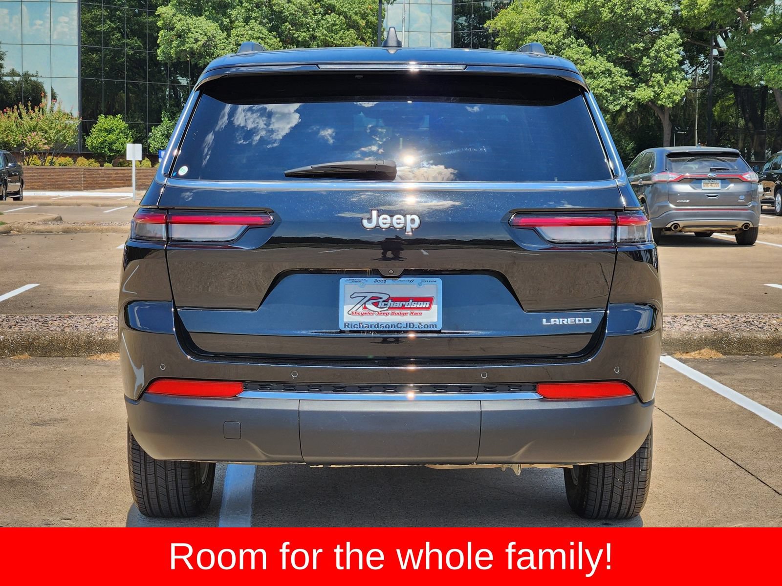 Used 2025 Jeep Grand Cherokee L Laredo RWD image 5