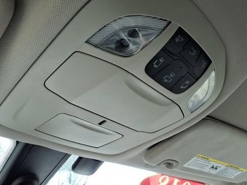 Used 2018 Chrysler Pacifica Touring-L FWD image 31