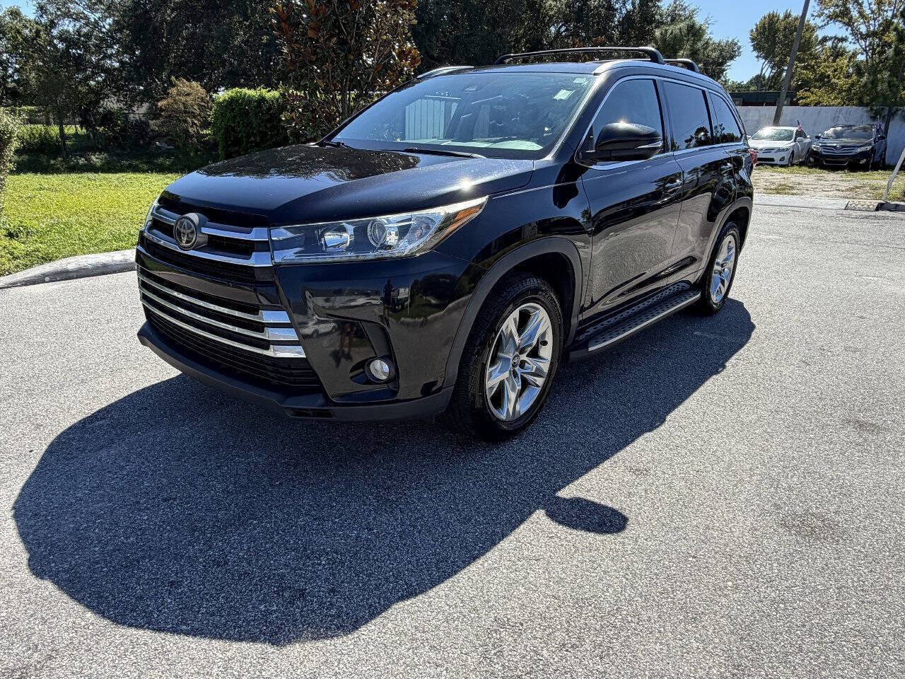 Used 2018 Toyota Highlander Limited FWD image 2