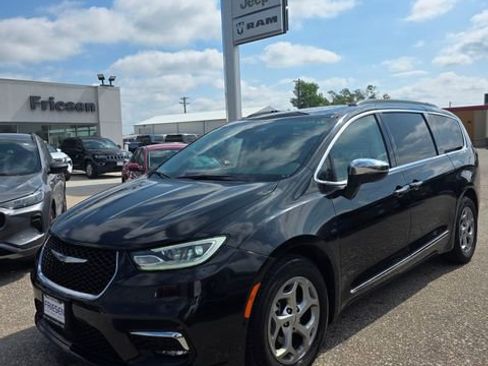 Used 2023 Chrysler Pacifica Limited FWD image 1