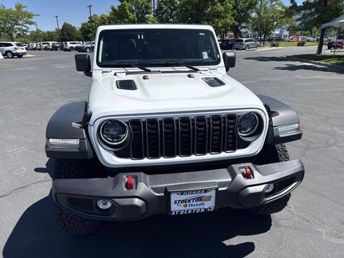 Used 2025 Jeep Wrangler Unlimited Rubicon AWD/4WD image 4