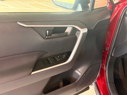 Used 2021 Toyota RAV4 LE AWD/4WD image 10