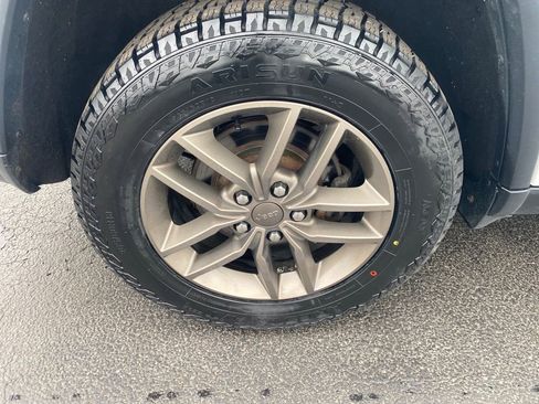 Used 2016 Jeep Grand Cherokee Laredo 75th Anniversary image 31