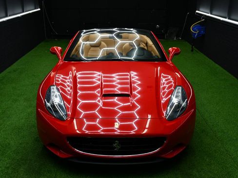 Used 2014 Ferrari California RWD image 17