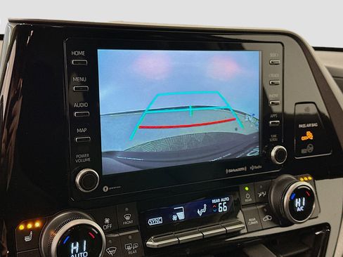 Used 2022 Toyota Highlander XLE image 23