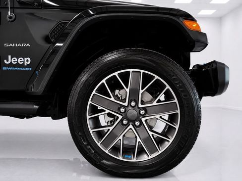 Used 2023 Jeep Wrangler Unlimited Sahara w/ Cold Weather Group AWD/4WD image 8