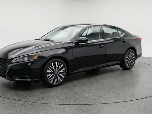 Used 2025 Nissan Altima 2.5 SV FWD image 3