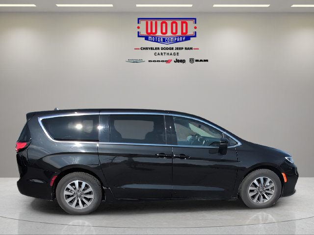 Used 2023 Chrysler Pacifica Touring-L FWD image 2