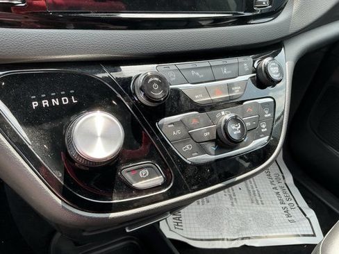 Used 2025 Chrysler Pacifica Select FWD image 23