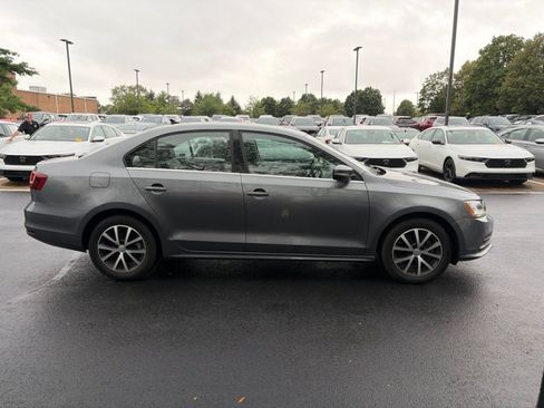 Used 2017 Volkswagen Jetta SE FWD image 4