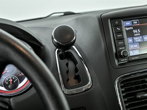 Used 2018 Dodge Grand Caravan SE image 24