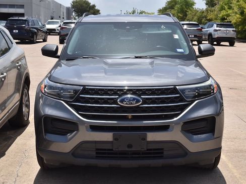 Used 2021 Ford Explorer XLT RWD image 3