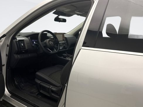 Used 2024 Nissan Pathfinder S image 10