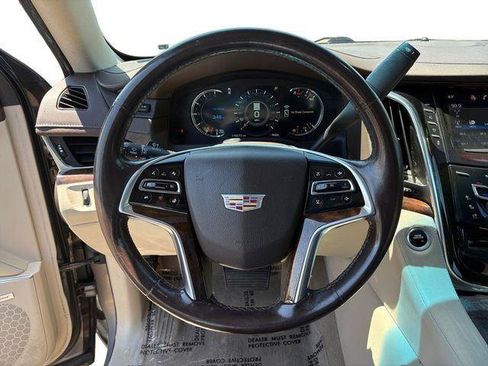 Used 2017 Cadillac Escalade ESV Luxury AWD/4WD image 18