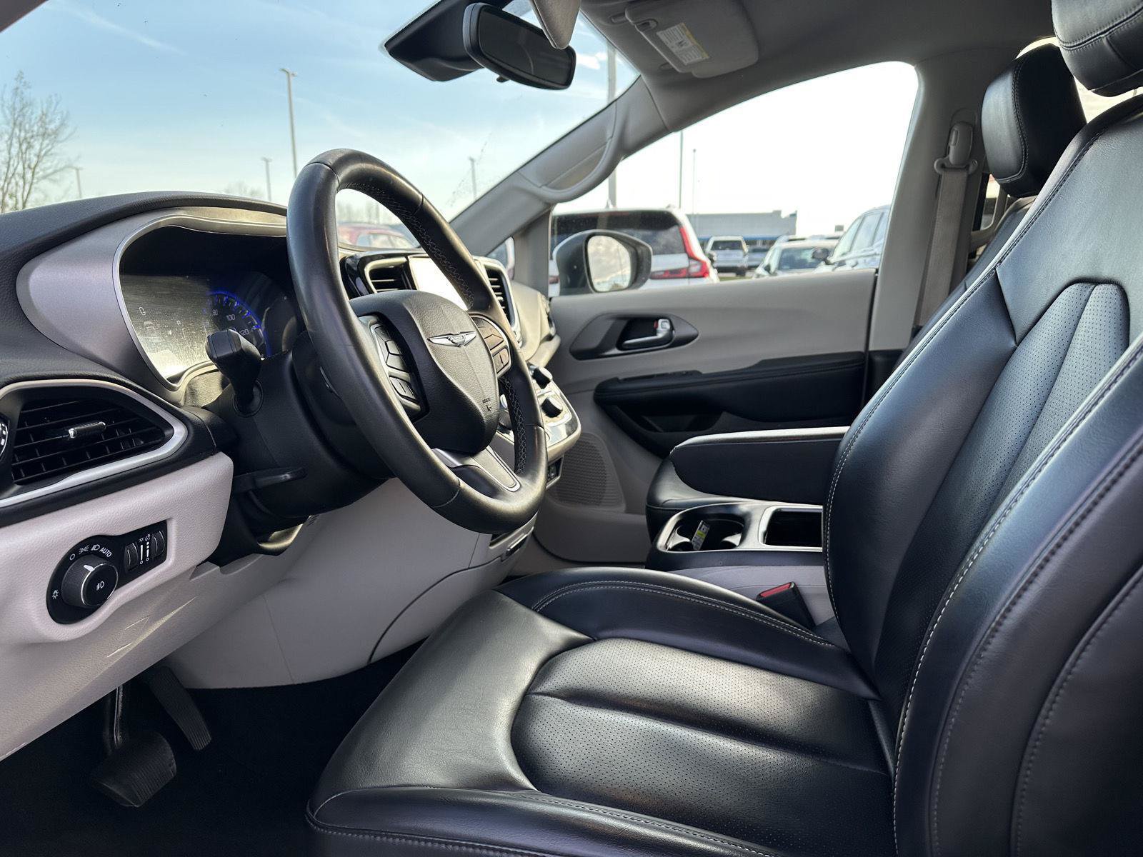 Used 2023 Chrysler Pacifica Touring-L FWD image 12