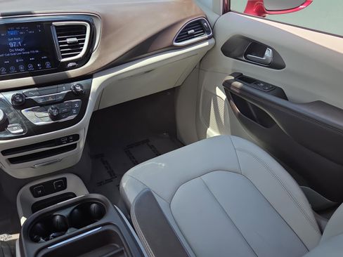 Used 2017 Chrysler Pacifica Touring-L FWD image 14