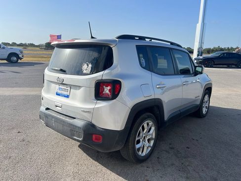 Used 2018 Jeep Renegade Latitude FWD image 5